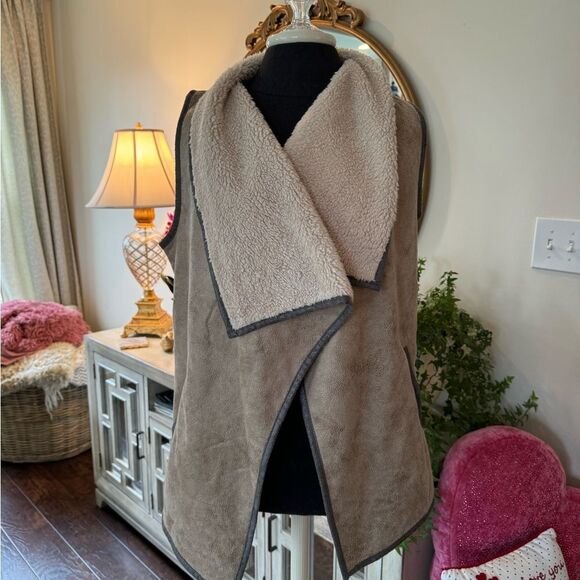 Camel vest with fluffy interior size medium - Picture 1 of 6